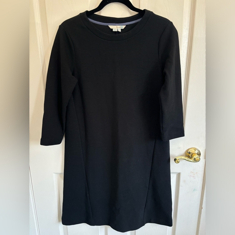 Boden black ribbed‎ shift style dress. Very good pre-owned condition. Size 6L